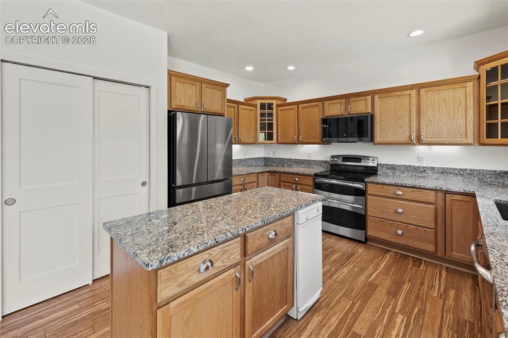 Image 10 of 47: Kitchen