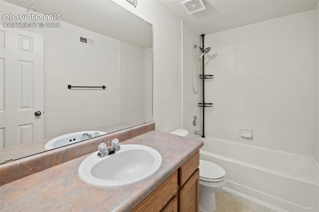 Image 32 of 47: Bathroom