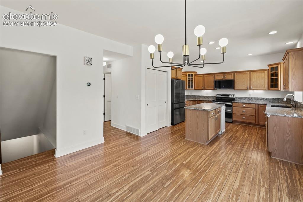 Image 8 of 47: Kitchen