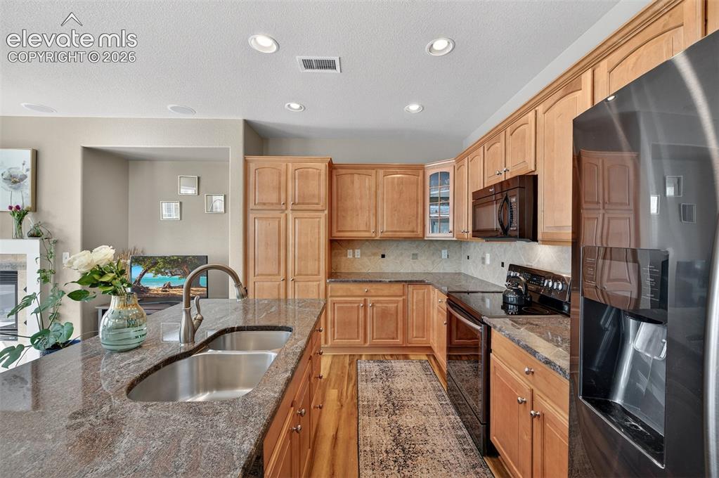 Image 16 of 49: Kitchen