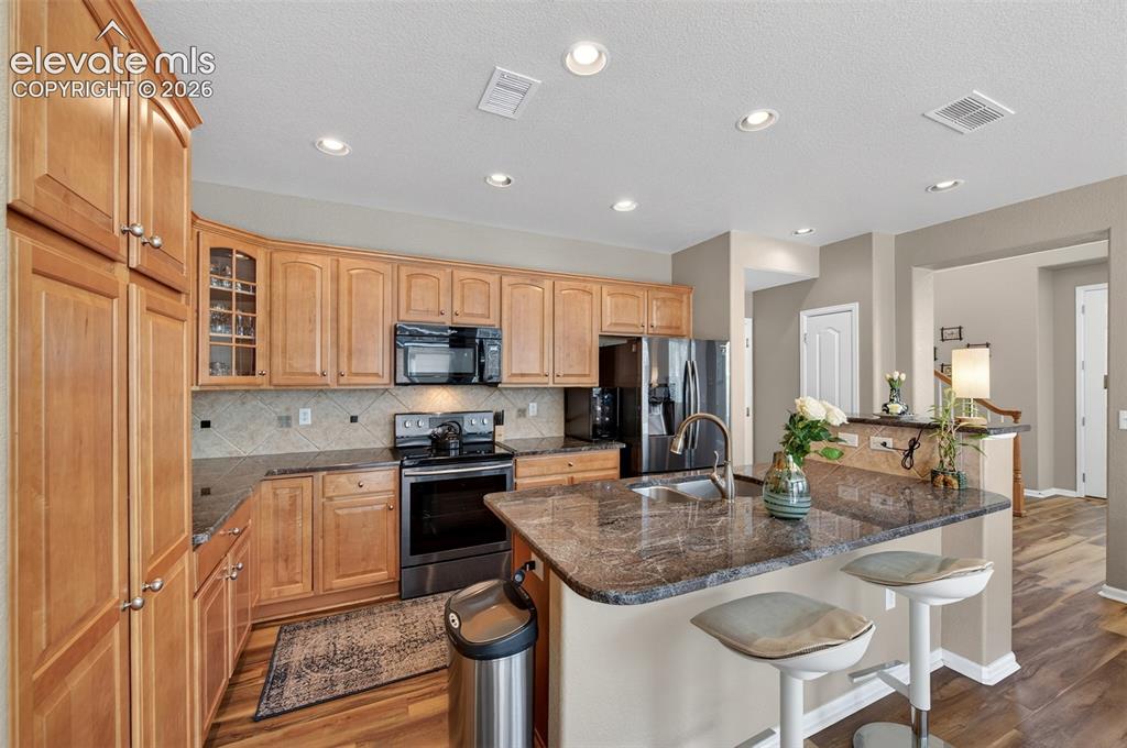 Image 17 of 49: Kitchen