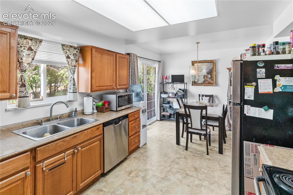 Image 10 of 22: Kitchen