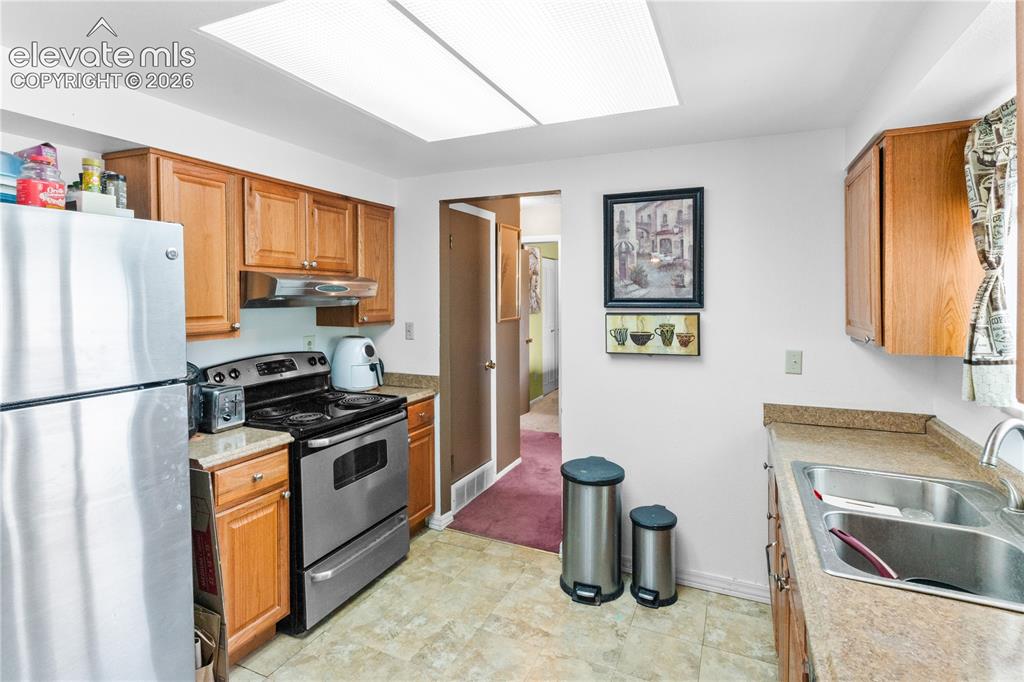 Image 12 of 22: Kitchen