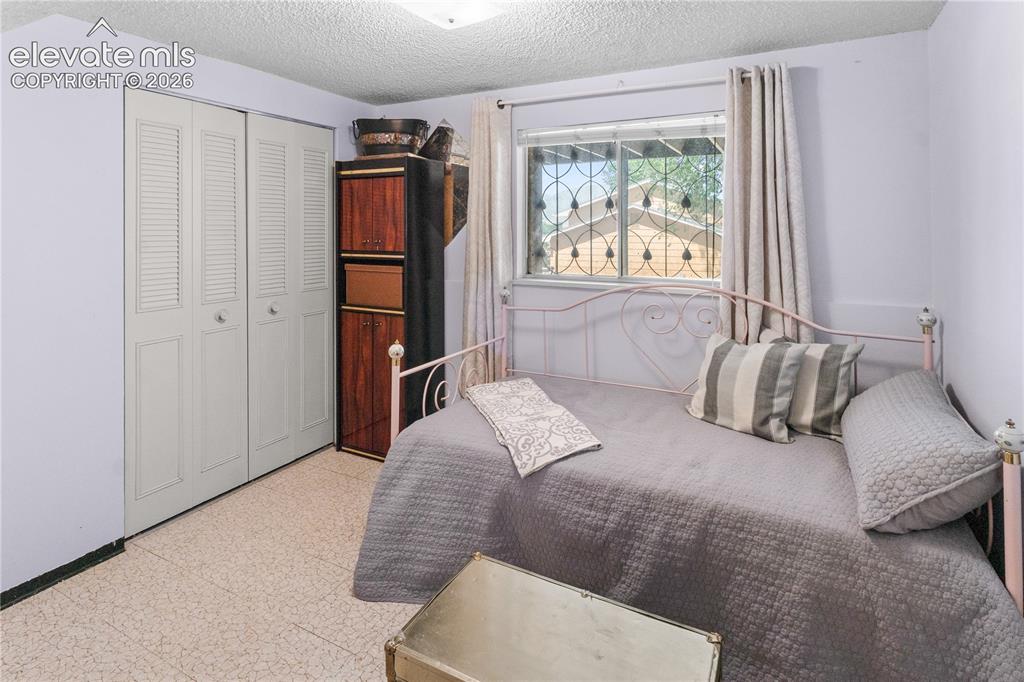 Image 18 of 22: Bedroom