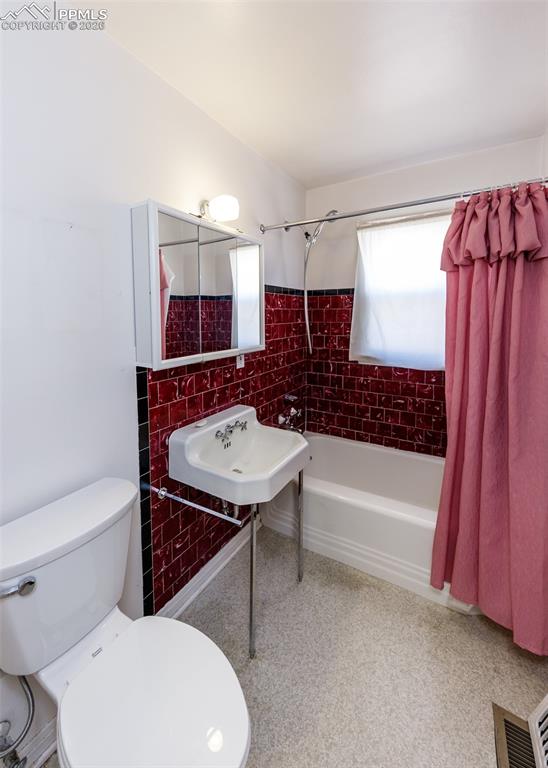 Image 21 of 29: Bathroom