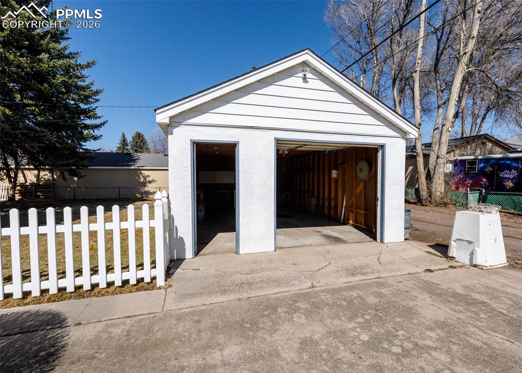 Image 22 of 29: Garage