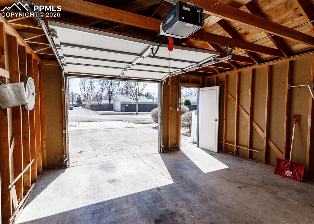 Image 23 of 29: Garage