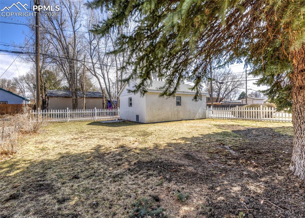 Image 28 of 29: Yard