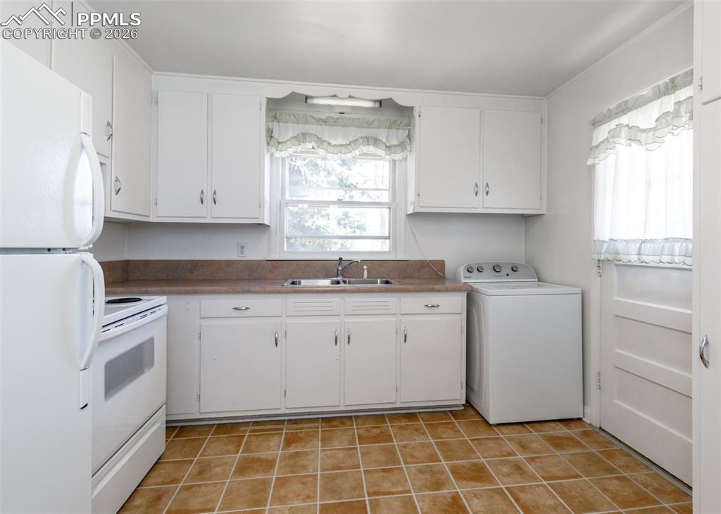 Image 9 of 29: Kitchen