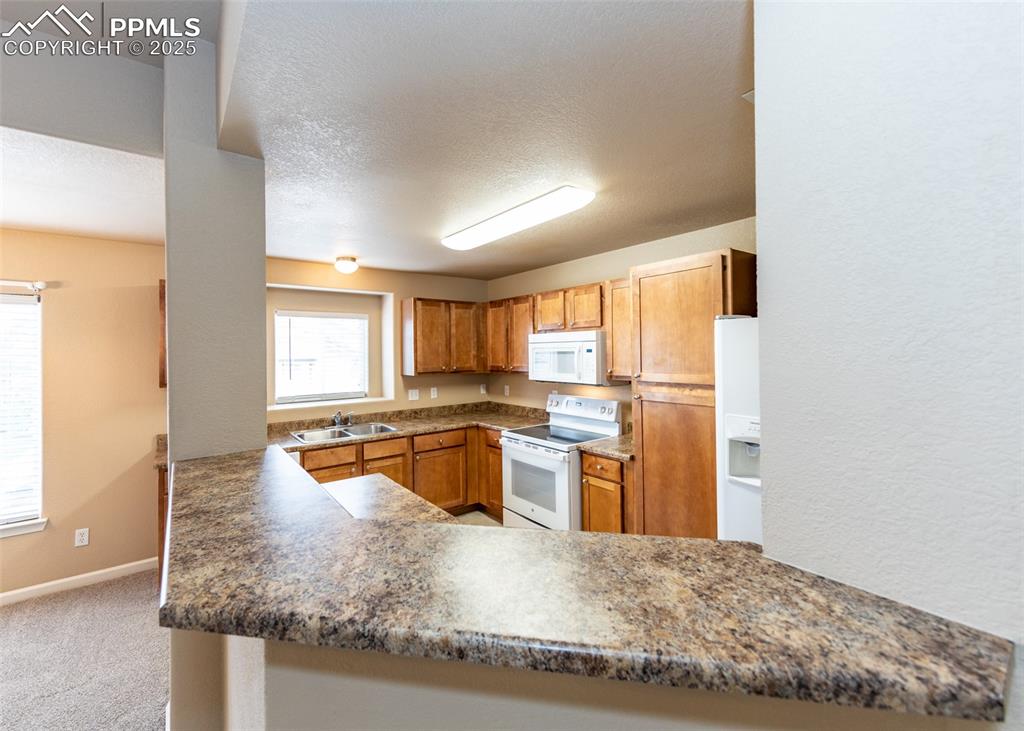 Image 12 of 45: Kitchen