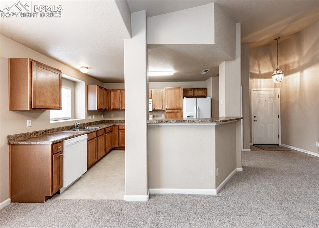 Image 13 of 45: Kitchen