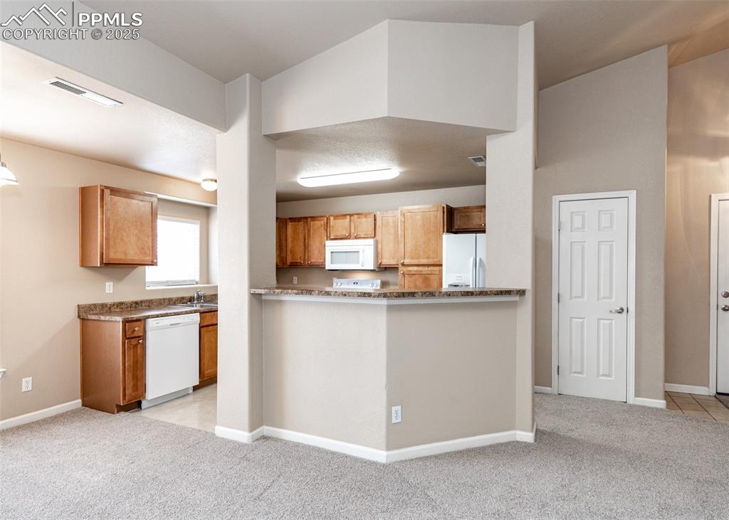 Image 14 of 45: Kitchen