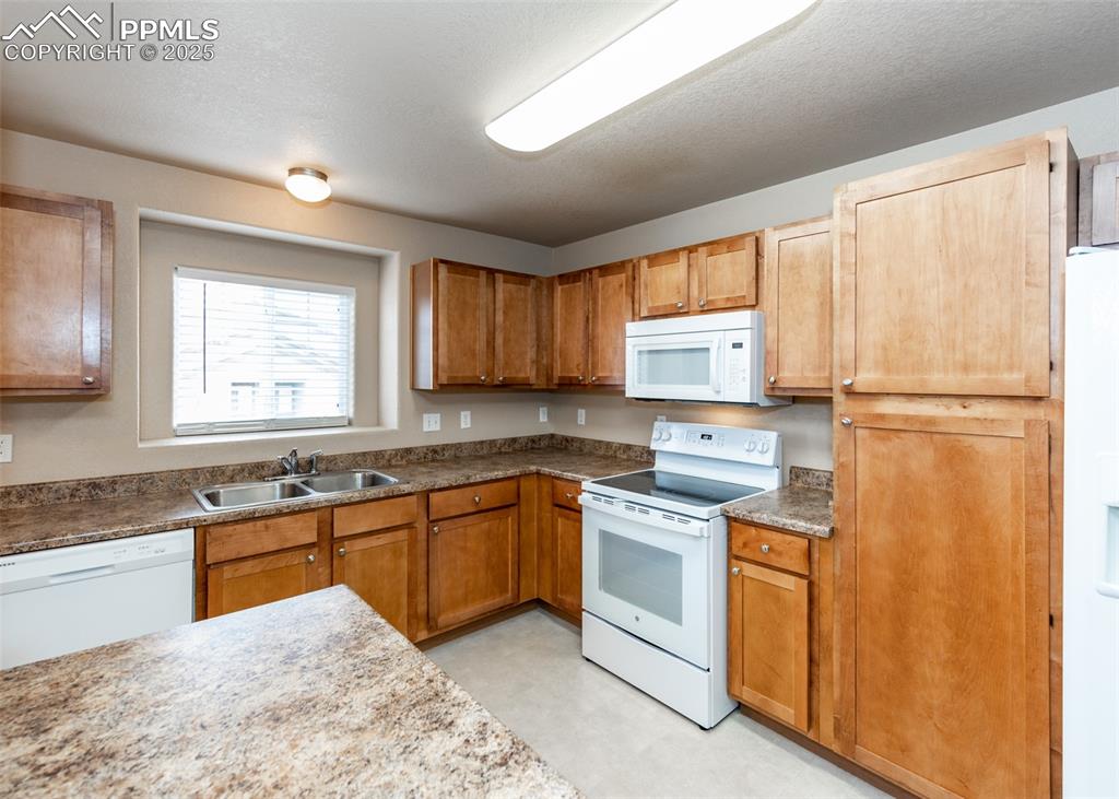 Image 15 of 45: Kitchen