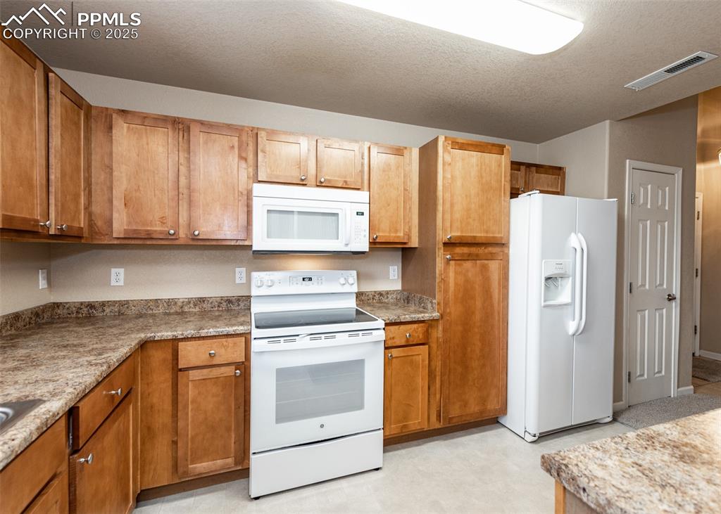 Image 16 of 45: Kitchen