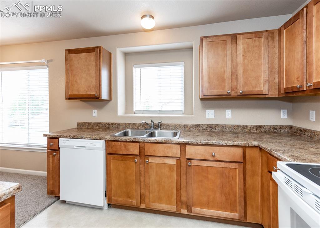 Image 17 of 45: Kitchen