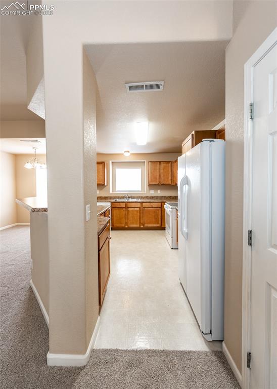 Image 19 of 45: Kitchen