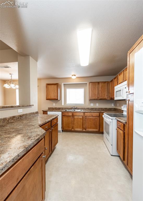 Image 20 of 45: Kitchen