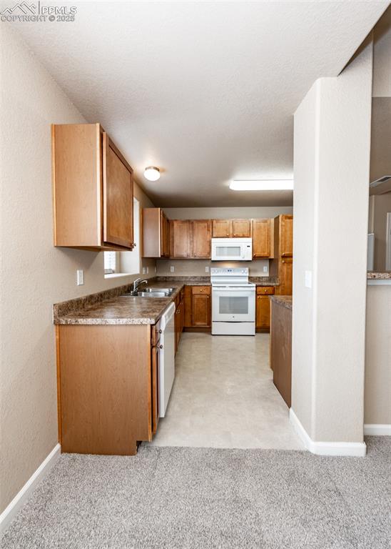 Image 21 of 45: Kitchen