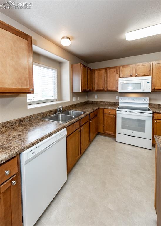 Image 22 of 45: Kitchen