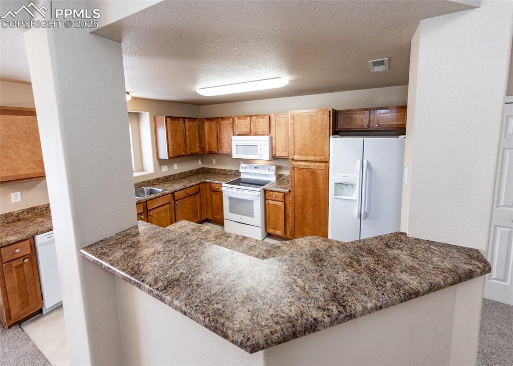 Image 23 of 45: Kitchen