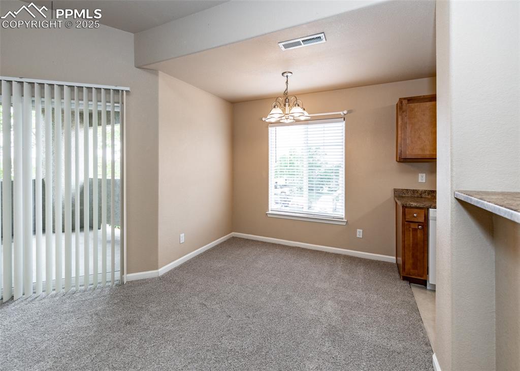 Image 27 of 45: Dining Area