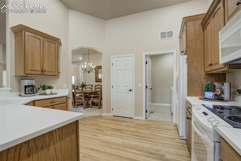 Image 14 of 47: Kitchen