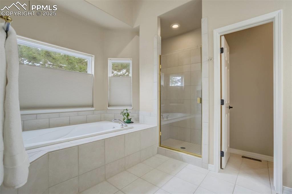 Image 20 of 47: Bathroom