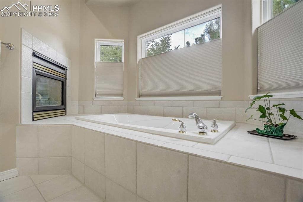 Image 21 of 47: Bathroom