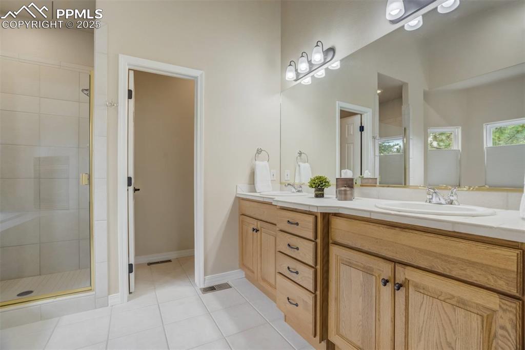Image 22 of 47: Bathroom