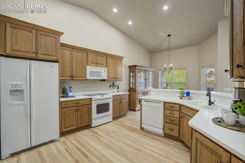 Image 7 of 47: Kitchen