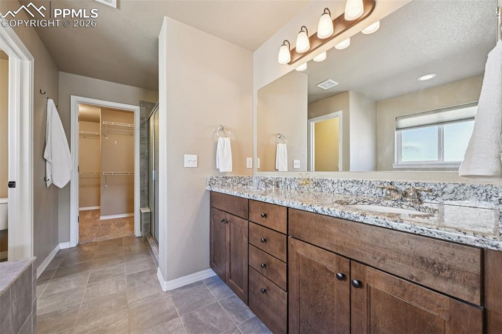 Image 18 of 41: 5 piece deluxe bath