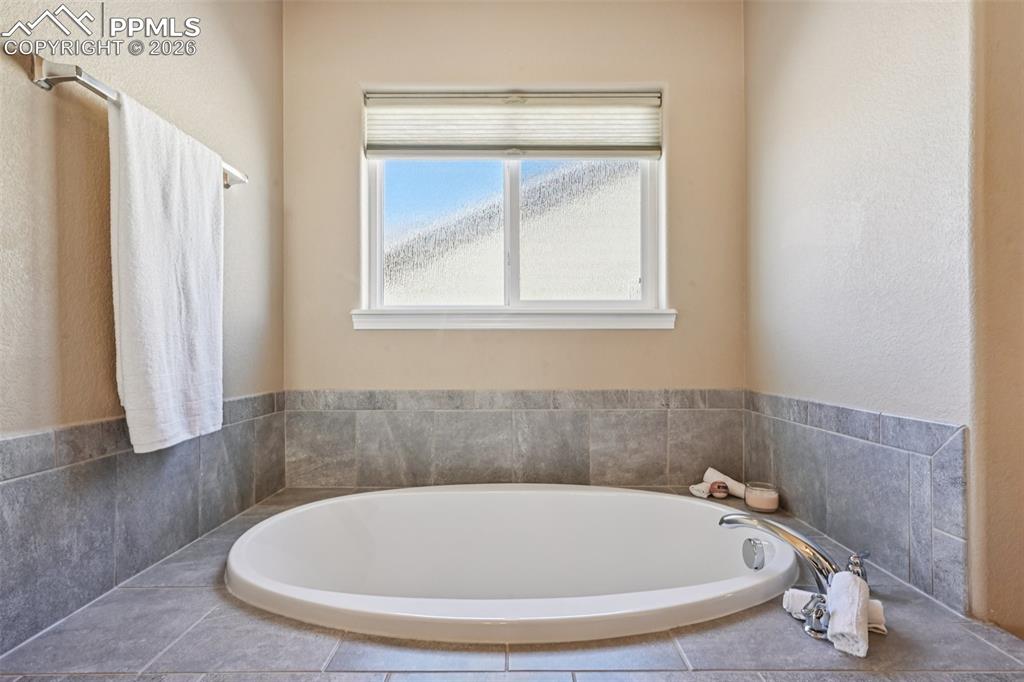 Image 21 of 41: Large soaking tub