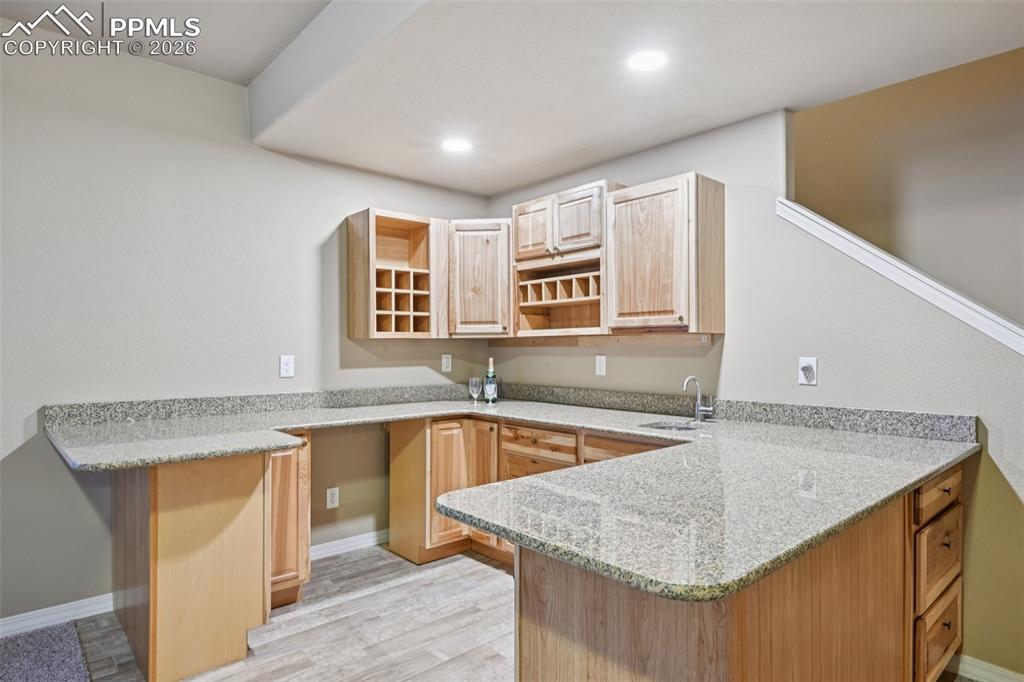 Image 31 of 41: Gorgeous bar area