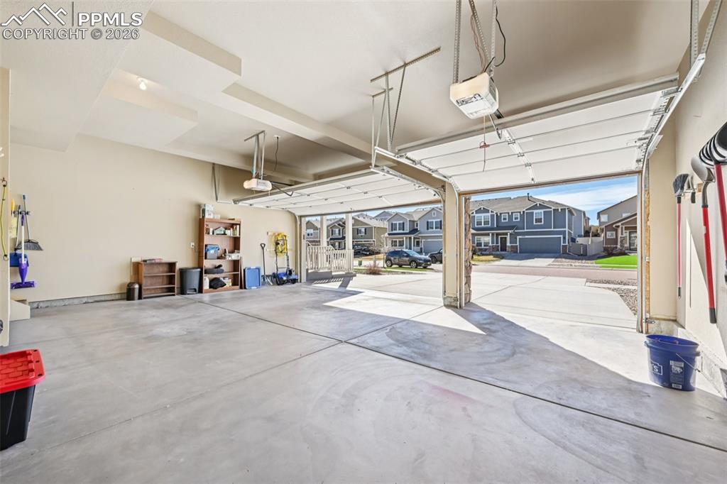 Image 34 of 41: Extra high ceiling in the garage