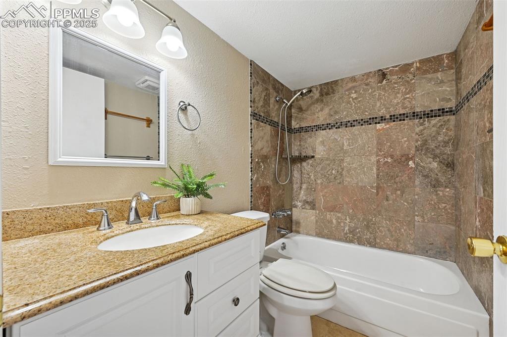Image 11 of 25: Tastefully updated bathroom