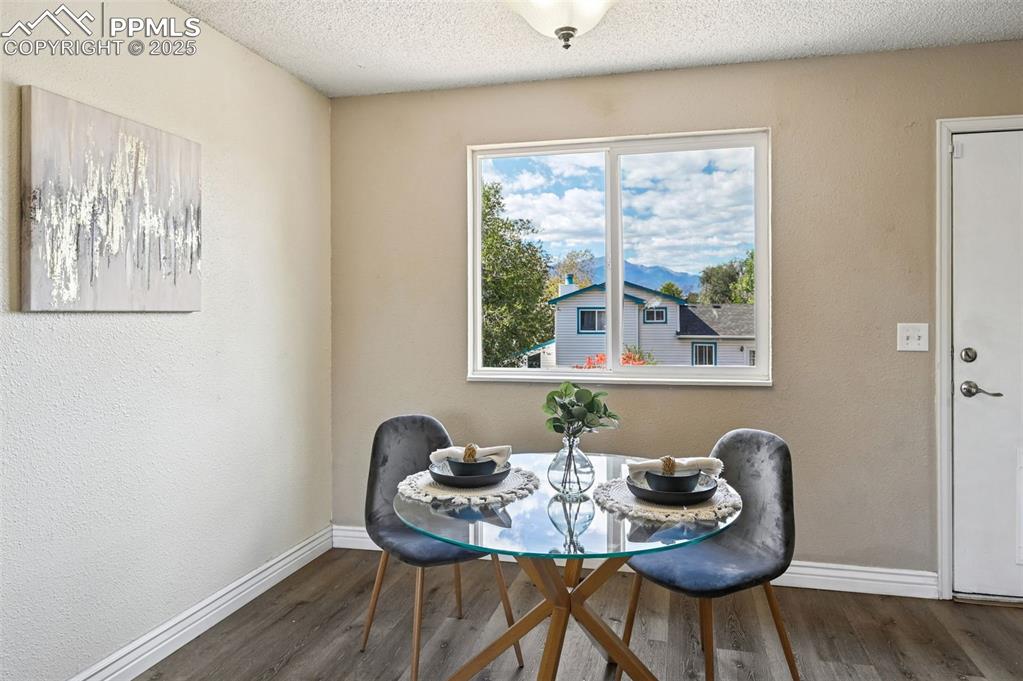 Image 7 of 25: Dining Area