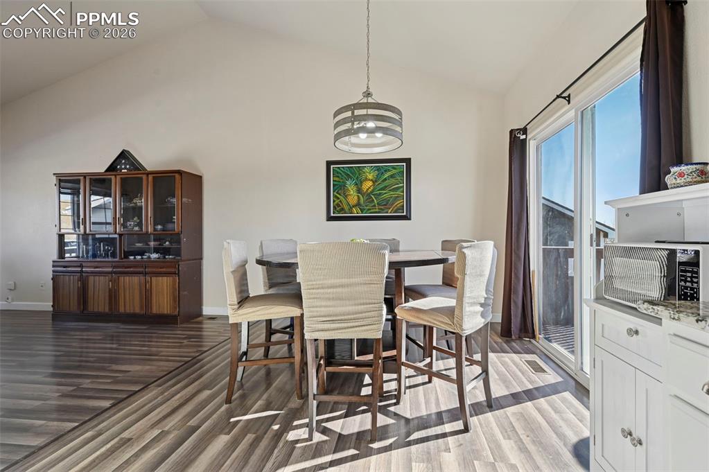 Image 10 of 47: Dining Area