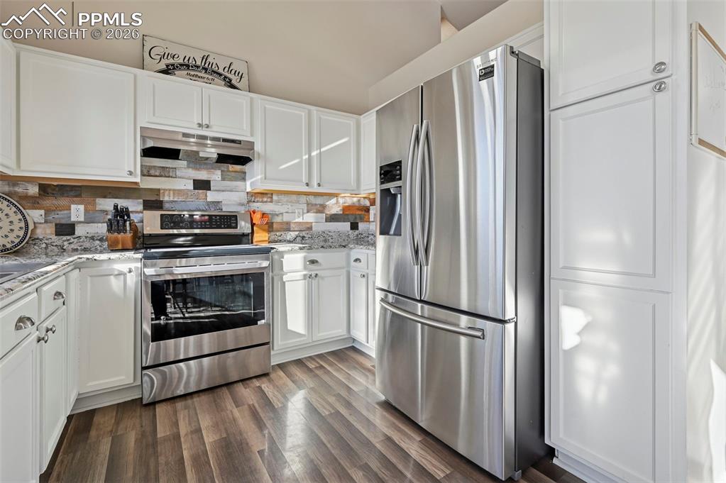 Image 11 of 47: Kitchen