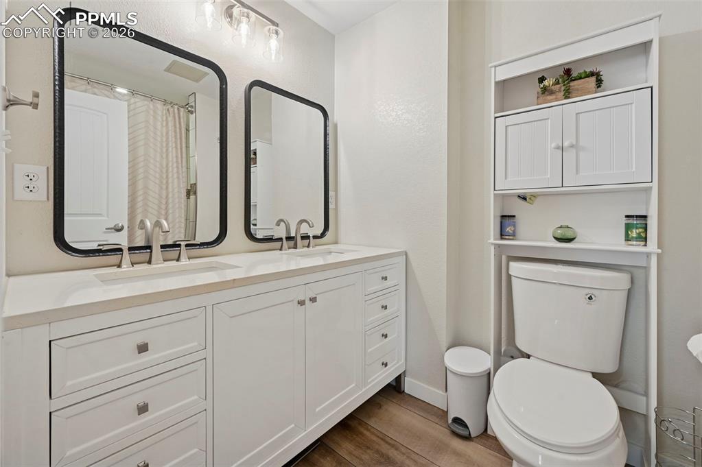 Image 21 of 47: Bathroom