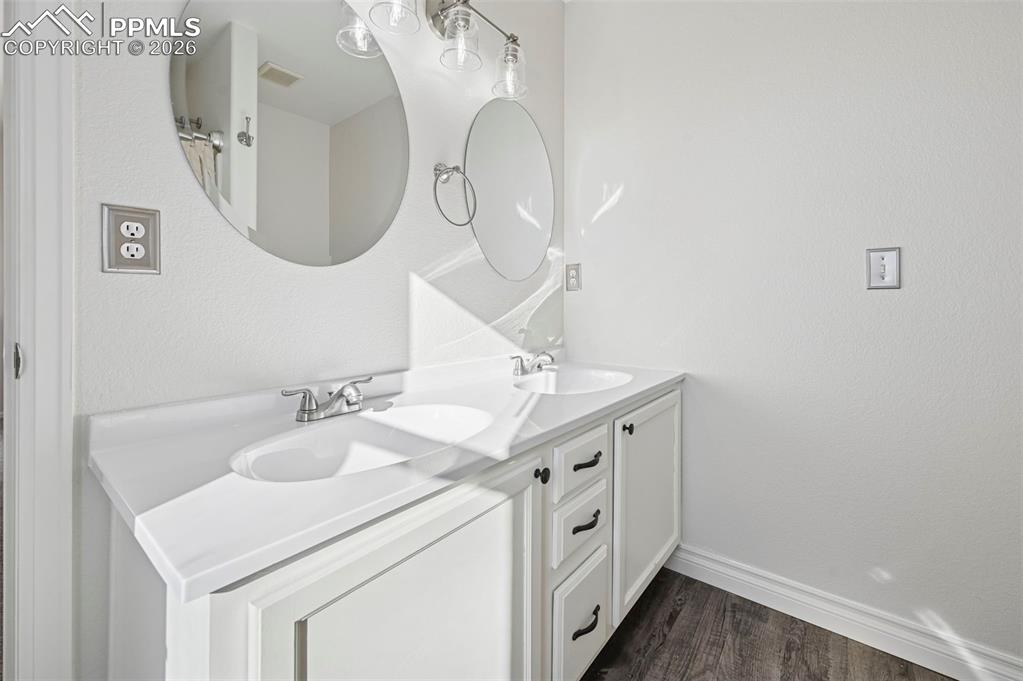 Image 27 of 47: Bathroom