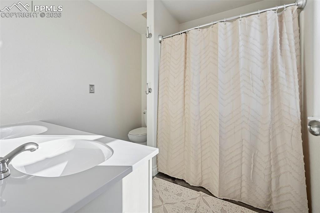 Image 28 of 47: Bathroom