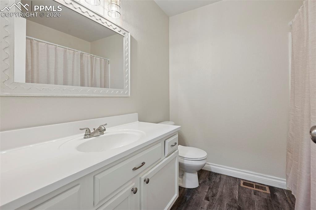 Image 32 of 47: Bathroom