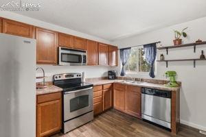 Image 7 of 26: All stainless steel appliances stay with the home