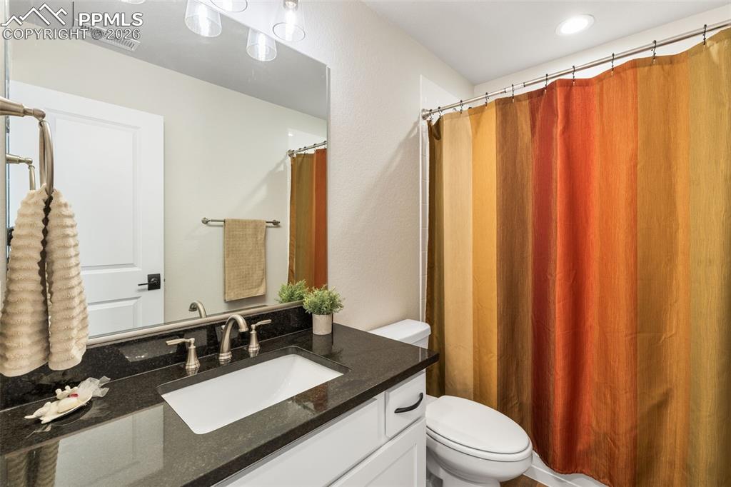 Image 23 of 38: Bathroom