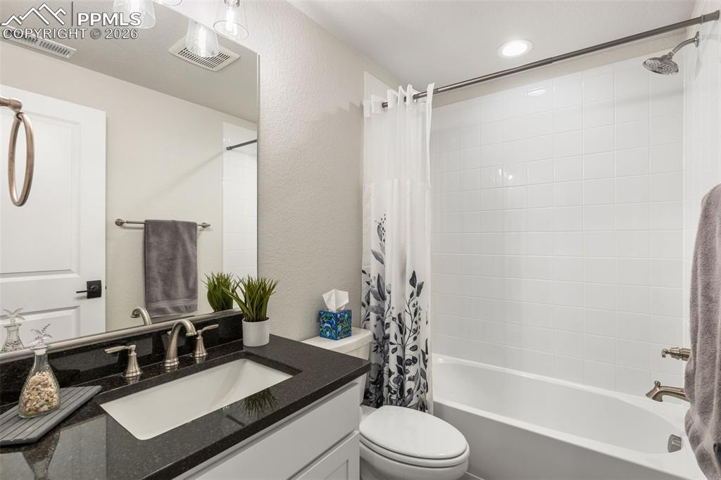 Image 30 of 38: Bathroom