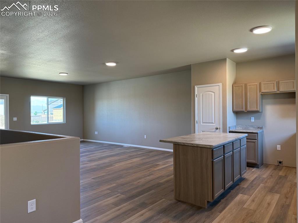 Image 16 of 24: Kitchen