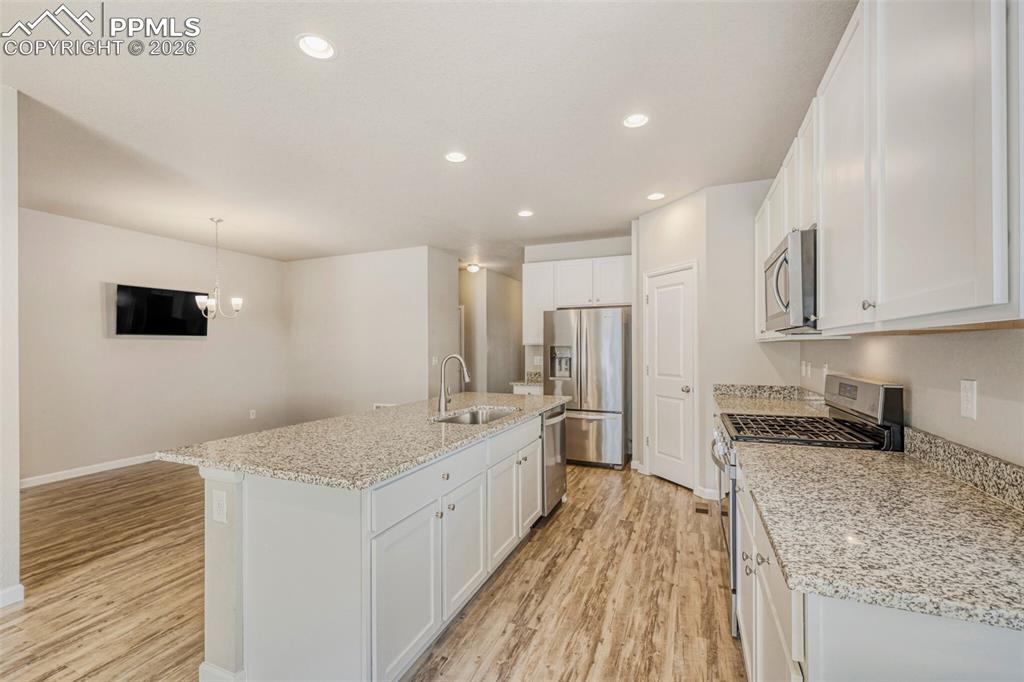 Image 15 of 33: Kitchen