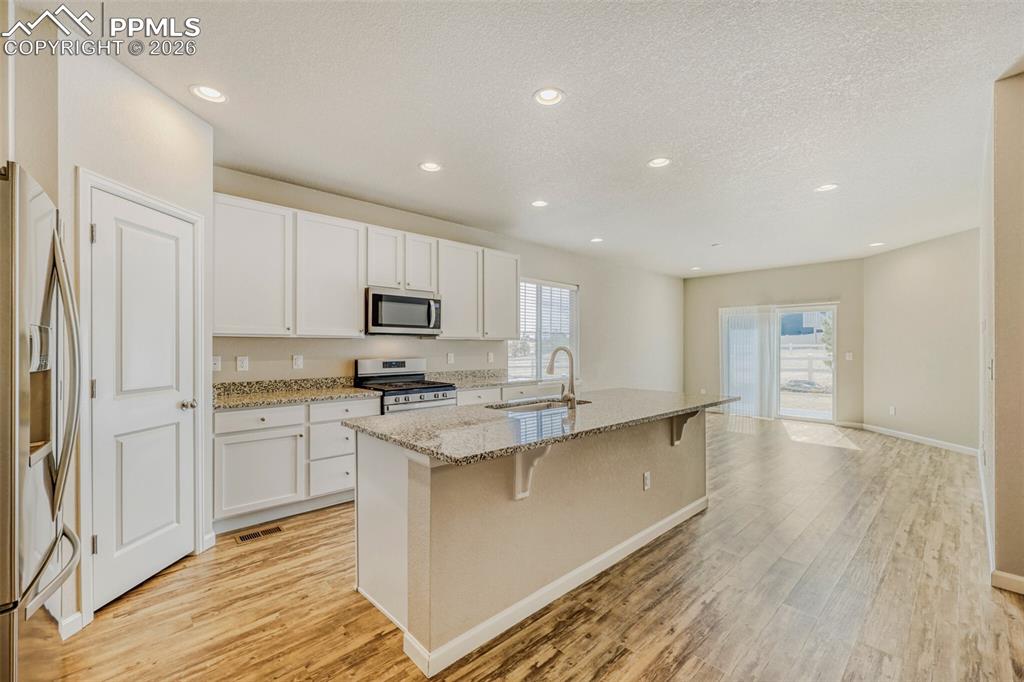 Image 17 of 33: Kitchen