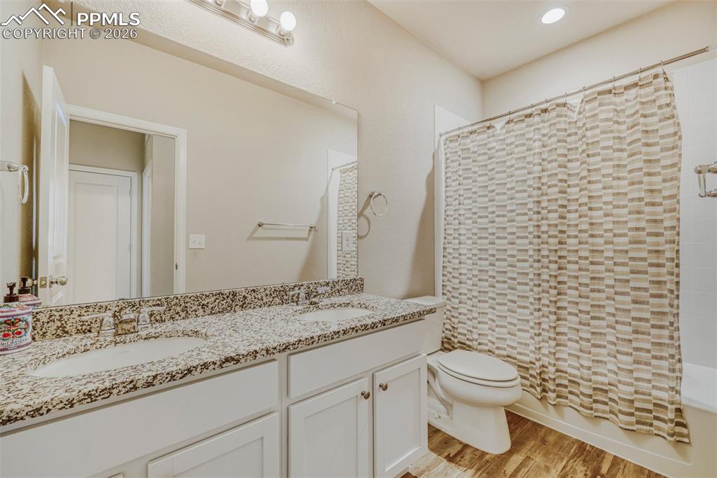 Image 27 of 33: Bathroom