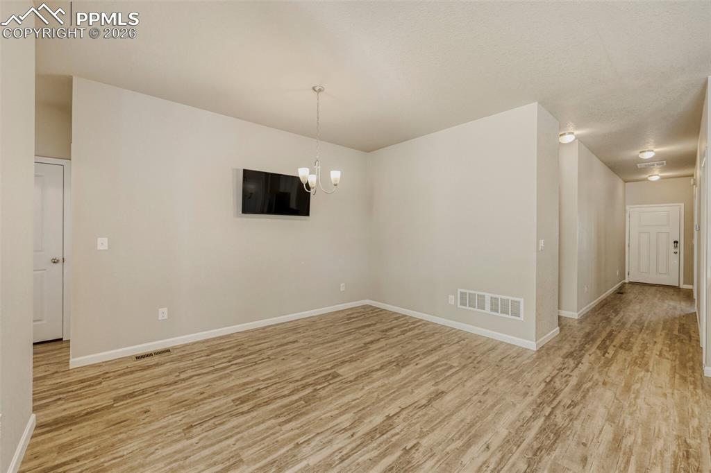 Image 8 of 33: Dining Area